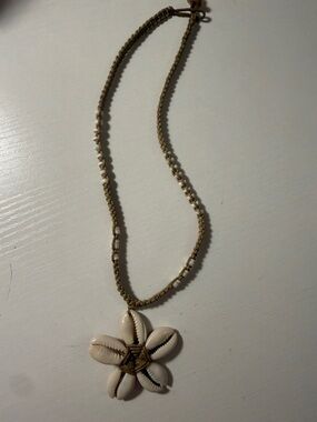 Handcrafted Shell Flower Necklace in Natural White
